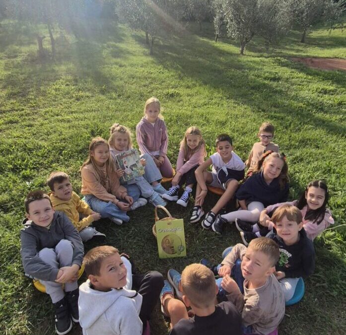 Crvenkapica u jesenskoj šumi